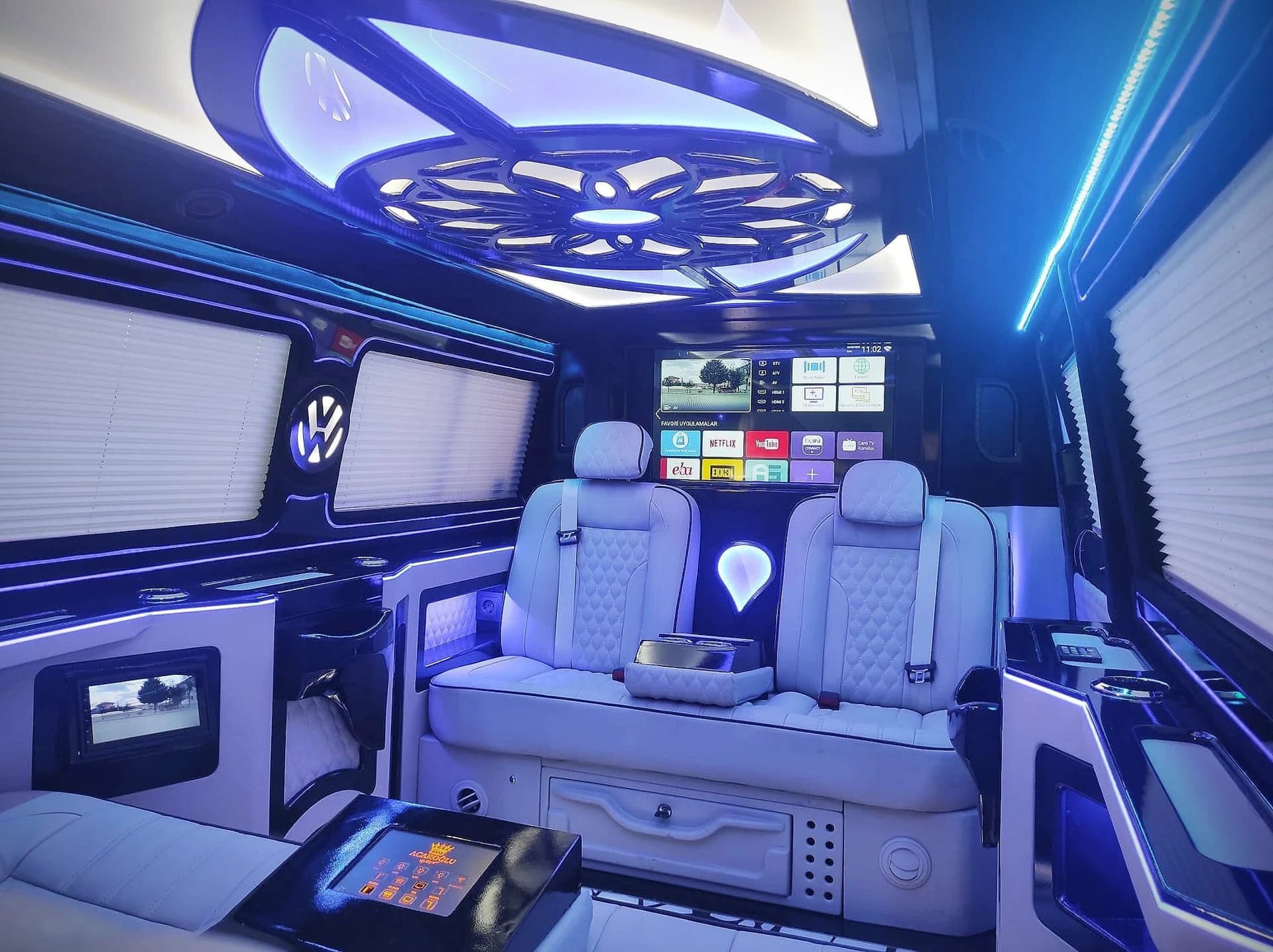 Mavi ambiyans ışıklı VIP kabin