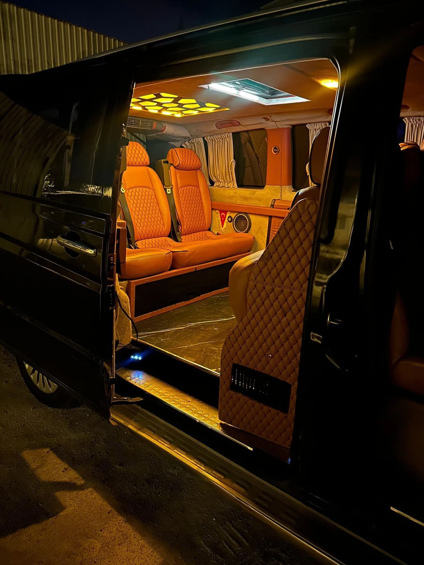 Kapısı açık VIP minivan